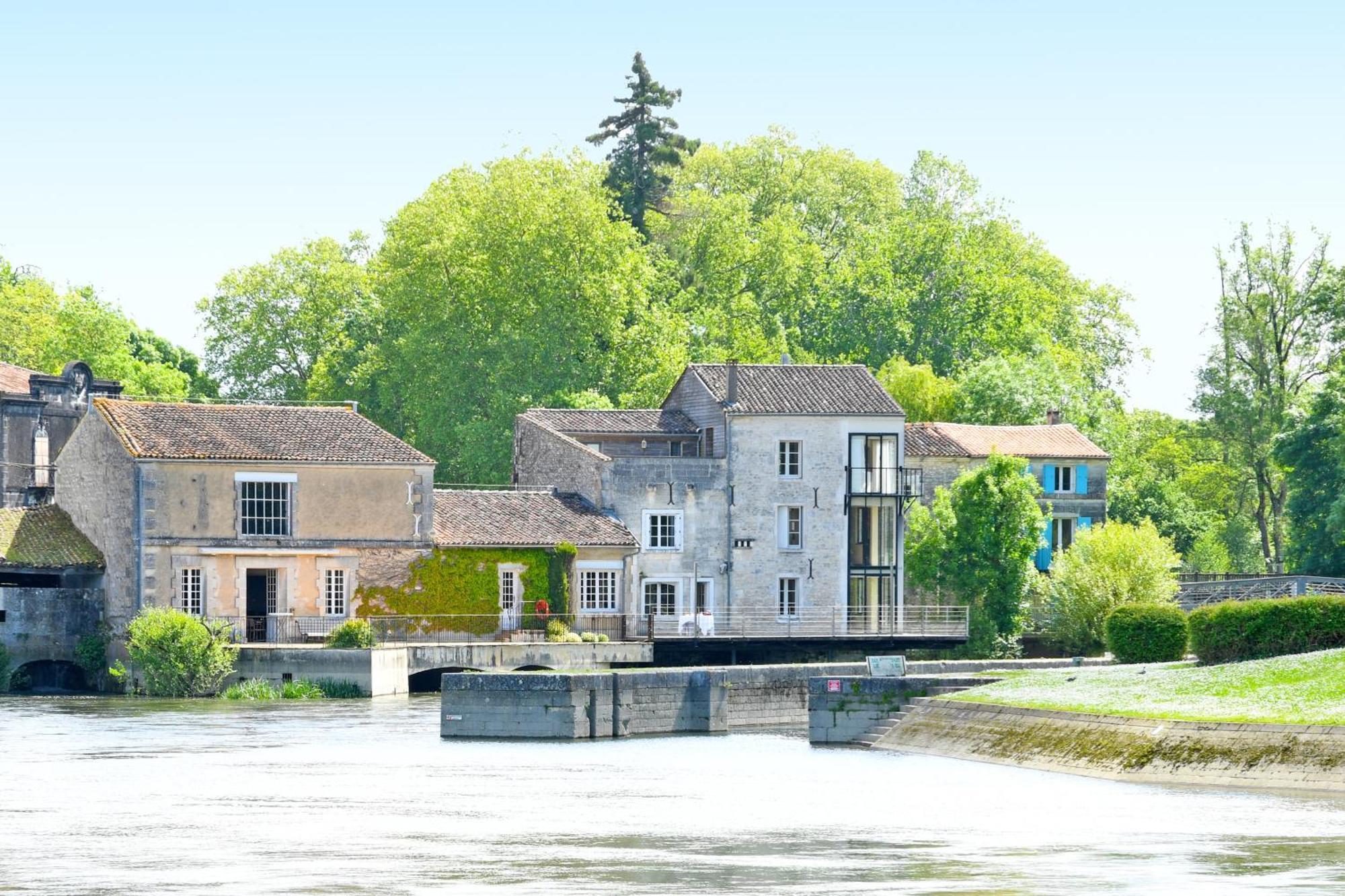 Quai 3 Loft Moderne Et Lumineux Les Pieds Dans L'Eau Apartment ชาร์แนค ภายนอก รูปภาพ